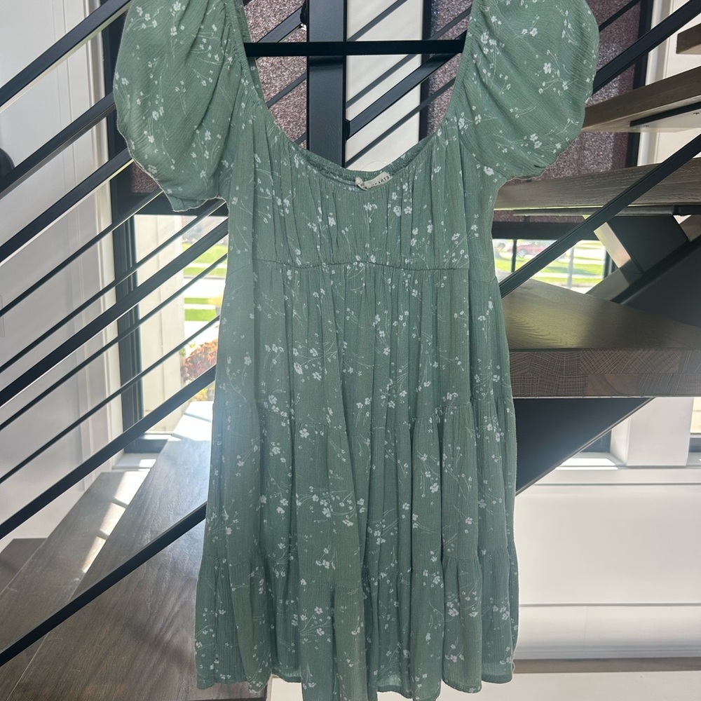Elegant Green Floral Dress - Picture 2 of 4